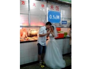 川农毕业生重返大学食堂拍婚纱照